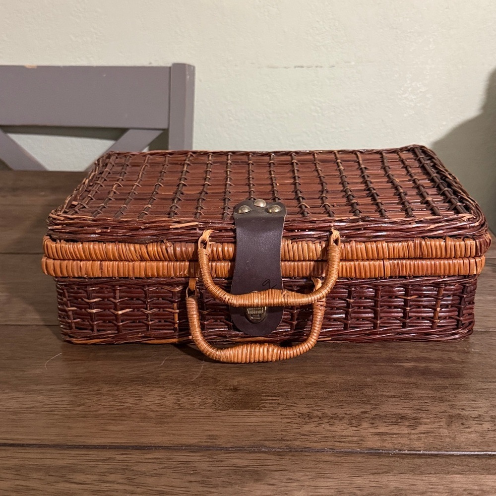 Picnic portable treasure display case‎ storage brown medium